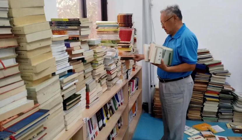 40年痴迷找寻书中的“攀枝花”：79岁老人用两套房存藏书 最大快乐是与书为伴